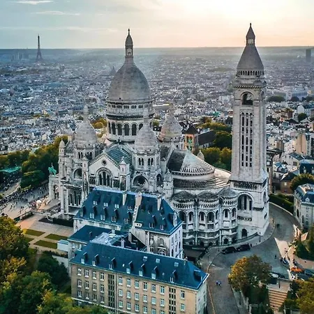 Bright Cosy 1 Bedroom Last Floor Central Montmartre Apartment Paris