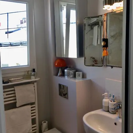 Bright Cosy 1 Bedroom Last Floor Central Montmartre Apartment *