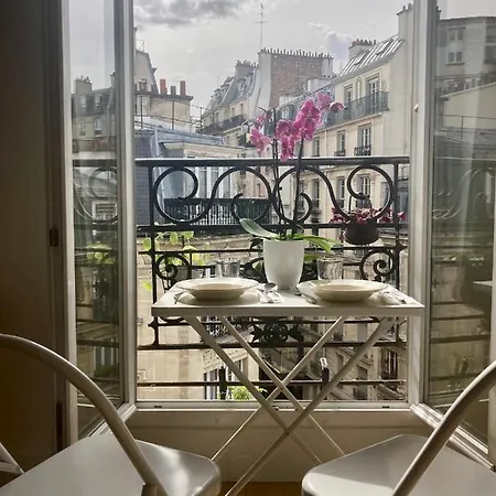Bright Cosy 1 Bedroom Last Floor Central Montmartre Apartment *